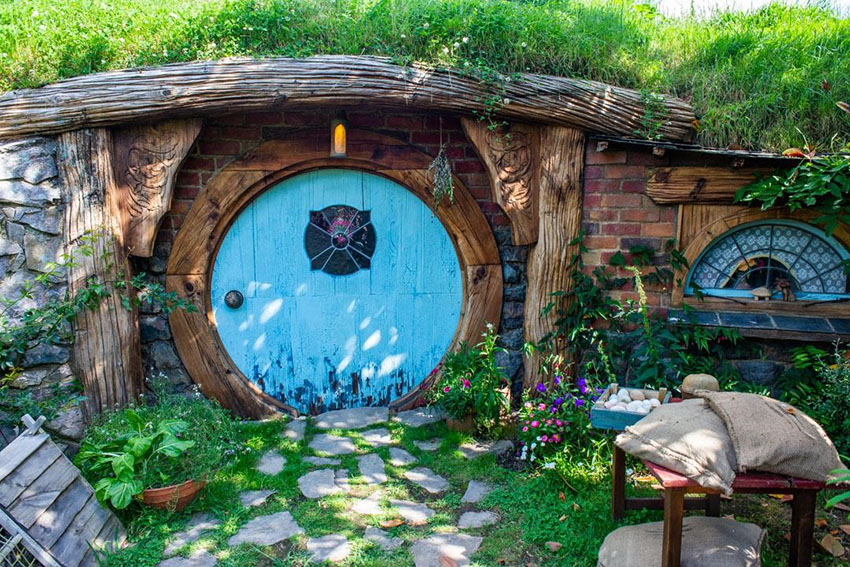 Hobbiton movie hut
