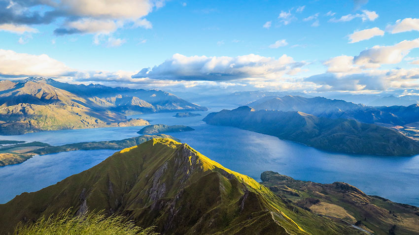 Hiking Roys Peak for sunrise in New-Zealand
